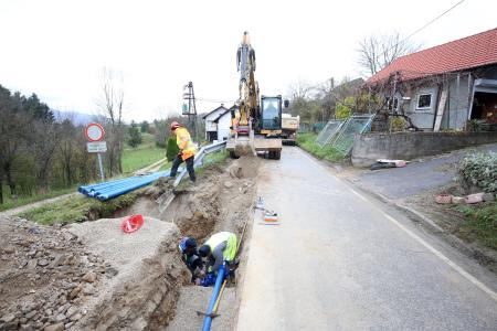 MENJAVA DOTRAJANIH VODOVODNIH CEVI IN ZAPORA CESTE IVANJE SELO 04 FOTO LJUBO VUKELIČ
